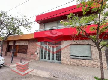 Casa · 199m² · 4 Ambientes · 1 Cochera · En Venta Casa en Zona Centro de Cosquin Apta Comercial Ref: 965