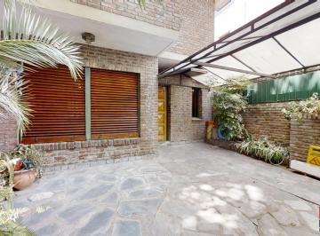 Casa · 130m² · 4 Ambientes · 2 Cocheras · Casa en Alquiler en Martínez 4 Ambientes Baño y Toilette Patio Quincho Cerrado y Cochera X 2