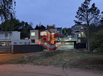 Casa · 335m² · 4 Ambientes · 1 Cochera · En Venta Casa Mas Departamento a Estrenar con Pileta a 500 m del Lago San Roque Ref: 1793