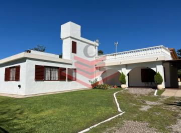 Casa · 168m² · 3 Ambientes · 1 Cochera · Casa en Venta Villa Parque Siquiman Apto Credito Pileta Impecable