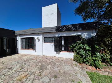 Casa · 110m² · 3 Ambientes · 2 Cocheras · Casa en Alquiler en Tres Arroyos, Barrrio Residencial