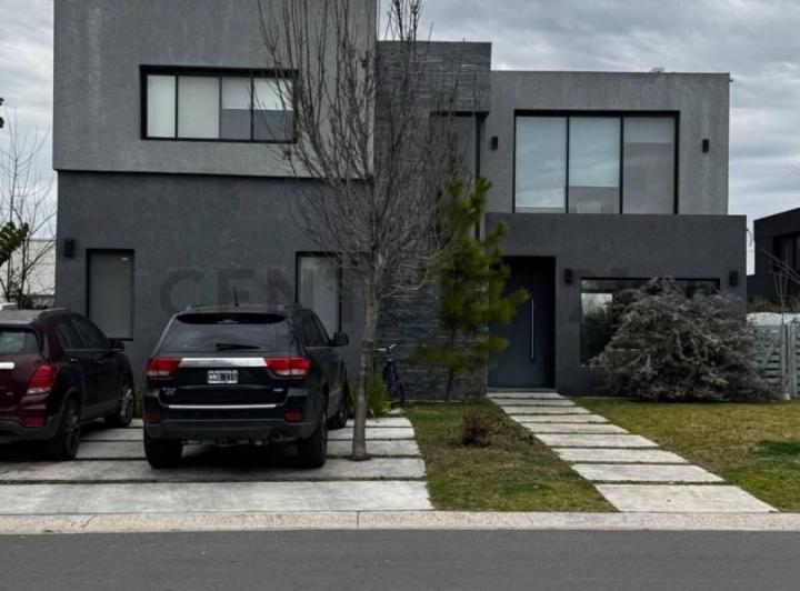 Casa · 286m² · 5 Ambientes · 4 Cocheras