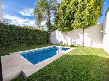 Casa · 342m² · 5 Ambientes · 1 Cochera · Casa Moderna con Jardín, Piscina y Cochera – Lomas de Núñez