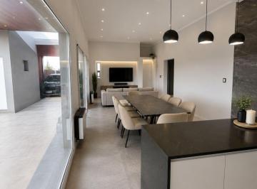 Casa · 110m² · 3 Ambientes · 3 Cocheras · Casa en Venta en Don Mateo