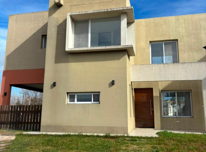Casa · 100m² · 4 Ambientes · 2 Cocheras