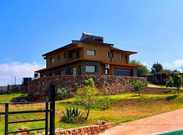Casa · 629m² · 8 Ambientes · 4 Cocheras · Casa en Venta de Categoría en Villa del Lago, Carlos Paz