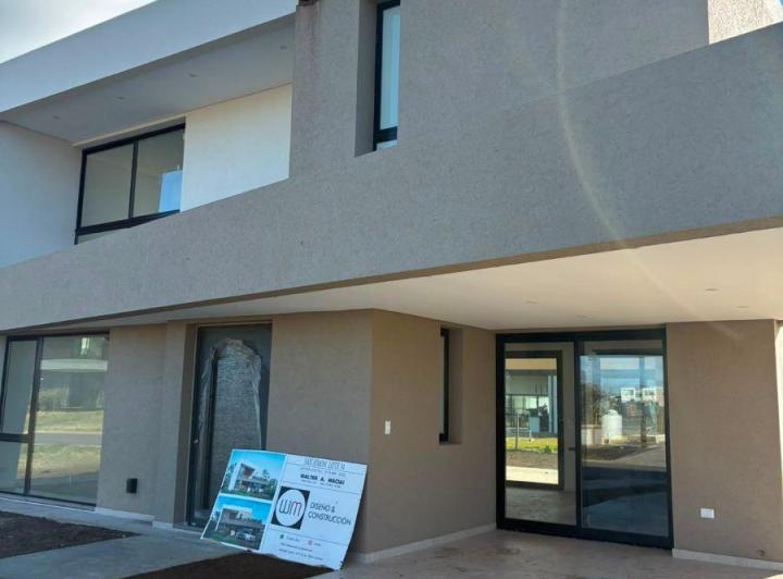 Casa · 238m² · 4 Ambientes · 2 Cocheras