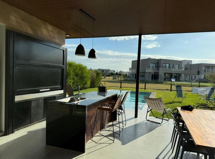 Casa · 250m² · 5 Ambientes · 6 Cocheras