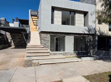 Casa de 6 ambientes, El Challao · Casa a La Venta en Barrio Dalvian