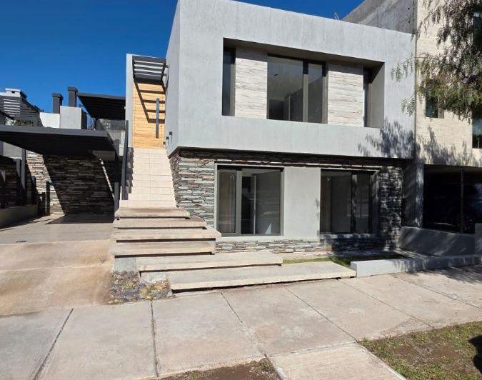 Casa · 210m² · 6 Ambientes · 2 Cocheras