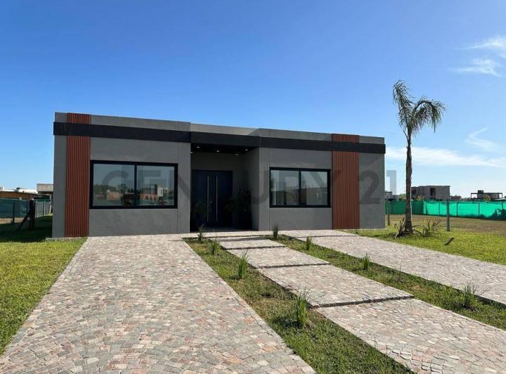 Casa · 210m² · 4 Ambientes · 1 Cochera