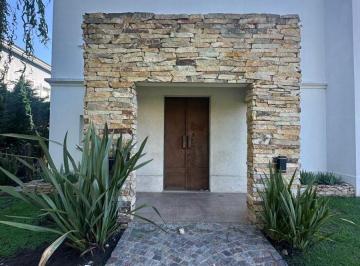 Casa de 5 ambientes, Esteban Echeverría · Casa en Alquiler de 3 Dorm. C/ Cochera en El Centauro