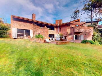 Casa · 1117m² · 3 Cocheras · Casa de 3 Dorm., a 200 m del Mar. Gran Jardín