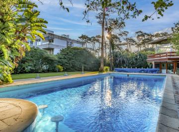 Casa · 935m² · 6 Ambientes · 8 Cocheras · Casa Alquiler Temporada Playa Mansa Punta del Este