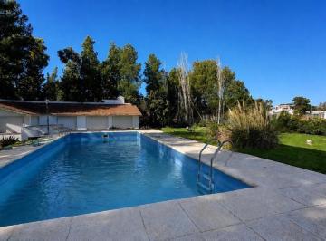 Casa · 380m² · 5 Ambientes · 4 Cocheras · Amplia Casa Bº Patagonia - Lote de 3600 M!