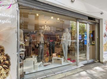 Local comercial · 63m² · 1 Ambiente · Alquiler - Local Al Frente a m de La Av San Juan. Muy Buena Vidriera.