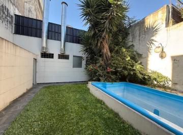 Casa · 223m² · 4 Ambientes · 2 Cocheras · Venta Casa Lote Propio en Colegiales.3 Dormitoros. Jardin. Parrilla. 2 Cocheras