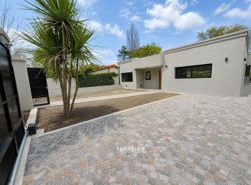 Casa · 195m² · 4 Ambientes · 3 Cocheras · Venta de Casa en Una Planta en Bella Vista a Estrenar