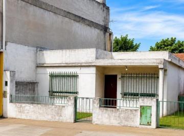 Casa · 80m² · 4 Ambientes · Casa 4 Ambientes a Reciclar Exelente Ubicacion y Orientacion