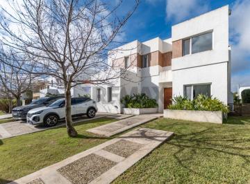 Casa · 270m² · 6 Ambientes · 2 Cocheras · Casa en Venta Lote Interno Barrio Los Alisos