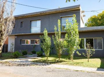 Casa · 235m² · 6 Ambientes · Casa 3 Dormi C/pileta Vende/financia Logaritmo