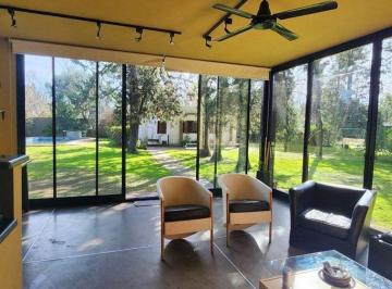 Quinta vacacional · 128m² · 2 Dormitorios · 4 Cocheras · Venta Casa en Villa Udaondo, Quincho y Pileta