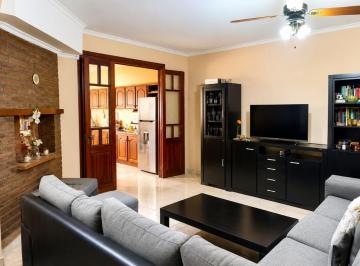Casa · 210m² · 4 Ambientes · 2 Cocheras · Casa 4 Ambientes en Venta – Bernal Este Apto Cred