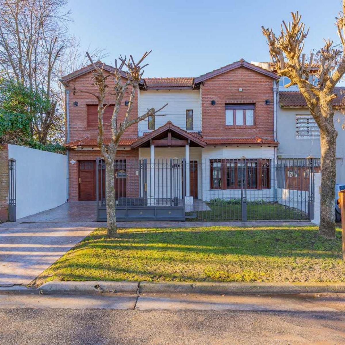 Casa 4 amb, 211m² con garage doble y parque — Colinas de Peralta Ramos