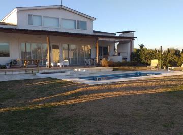 Casa · 264m² · 5 Ambientes · 6 Cocheras · Casa S/lote 2600 m². Losa Radiante. Pileta Clim.