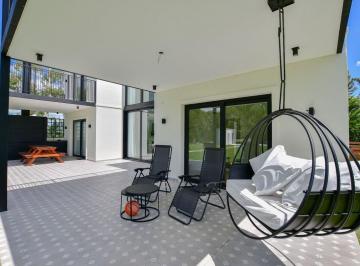 Casa · 200m² · 7 Ambientes · 2 Cocheras · Casa en Venta Miralagos 5 Dorm. Apta Banco