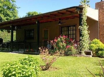 Quinta vacacional · 200m² · 2 Dormitorios · 2 Cocheras · Venta Excelente Quinta con Pileta Hermosa Zona