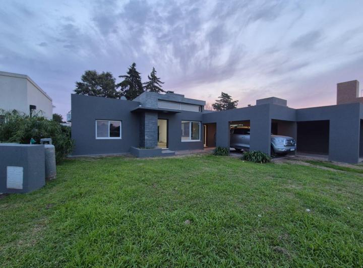 Casa · 213m² · 5 Ambientes · 2 Cocheras