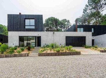 Casa · 133m² · 4 Ambientes · 1 Cochera · Alquiler Anual Casa en Punta Ballena 3 Dorm