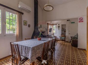 Casa · 260m² · 13 Ambientes · 5 Cocheras · Vendo Casa con Residencial en Av Instrucciones