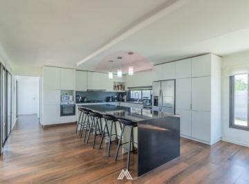 Casa · 215m² · 6 Ambientes · 2 Cocheras · Se Vende Casa 4 Dorm. Ciudad del Plata