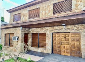 Casa · 220m² · 4 Ambientes · 3 Cocheras · Venta de Casa en Jose C. Paz con Locales, con Amplio Jardín