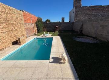 Casa · 109m² · 2 Ambientes · 1 Cochera · Casa en Venta en Pergamino con Pileta