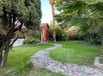 Casa · 110m² · 5 Ambientes · 1 Cochera · Hermosa Casa en Barrio Los Aromos en Venta