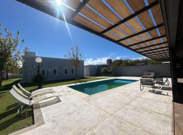 Casa · 228m² · 4 Ambientes · 2 Cocheras · Venta Casa Premium 2 Dor Mina Clavero C/ Escritura