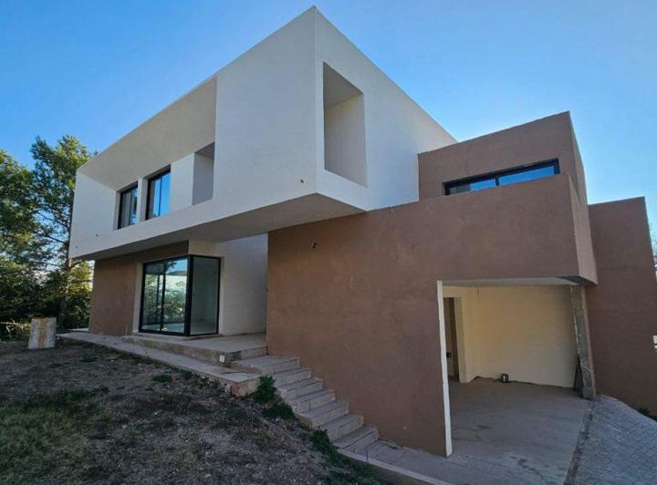 Casa · 205m² · 6 Ambientes · 2 Cocheras