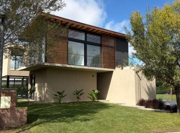Casa · 234m² · 5 Ambientes · 1 Cochera · Casa en Venta en Ayres Plaza, Pilar, G. B. a. Zona Norte