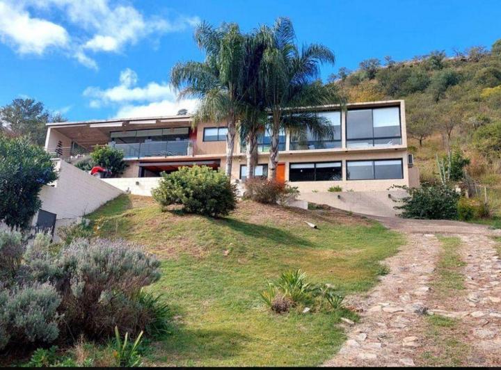 Casa · 320m² · 6 Ambientes · 1 Cochera