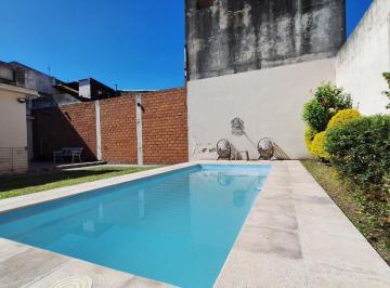 Casa · 190m² · 5 Ambientes · Casa en Venta con Pileta y Locales en Av Roca