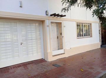 Casa · 204m² · 8 Ambientes · 2 Cocheras · Casa 4 Dorm., con Piscina, Ciudad de Mendoza