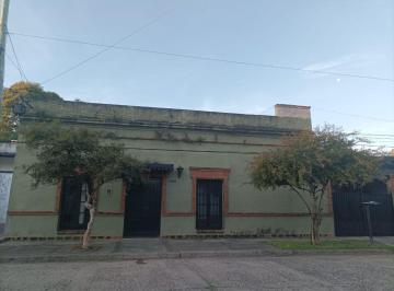 Casa · 172m² · 7 Ambientes · 1 Cochera · Casa en Venta a m de La Costanera, Financiada
