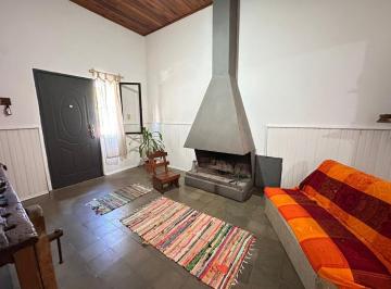 Casa · 243m² · 7 Ambientes · 1 Cochera · Casa 3 Dorm. + Local Comercial con Renta