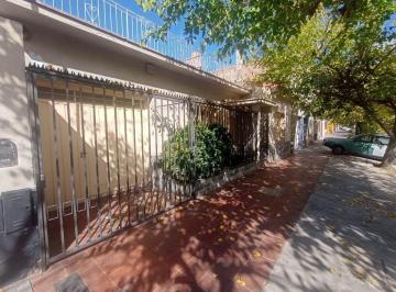 Casa · 128m² · 6 Ambientes · 1 Cochera · Vende Casa Calle Cobos Dorrego 3 Hab Cochera Patio