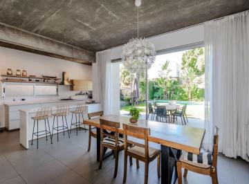Casa · 225m² · 5 Ambientes · 1 Cochera · Casa en Venta 5 Ambientes Jardin y Pileta