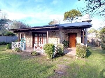 Casa · 195m² · 5 Ambientes · Casa - Venta - Villa Gesell - Garage - Gas Natural - Pileta