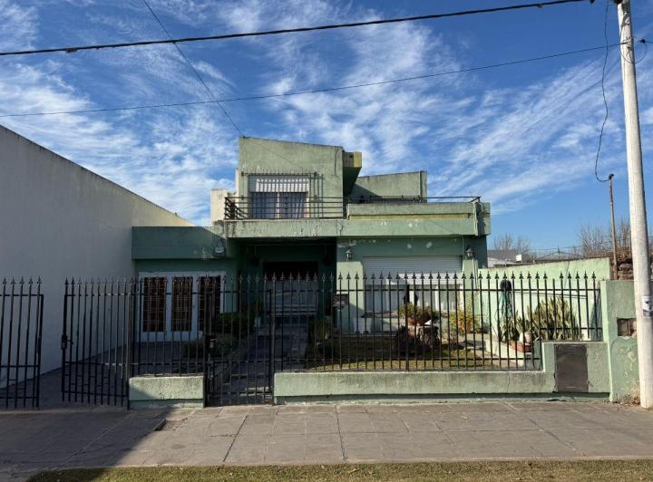 Casa · 176m² · 8 Ambientes · 2 Cocheras